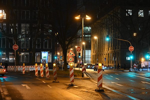 Nächtliche Baustellenabsicherung mit Warnbaken und Verkehrszeichen in der Innenstadt